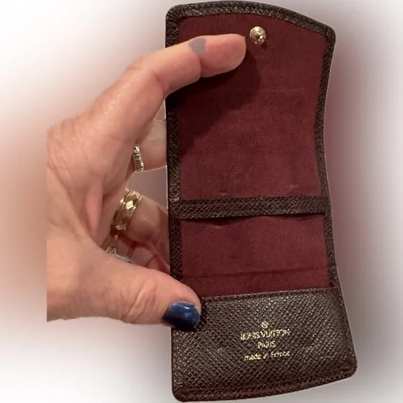 LOUIS VUITTON BORDEAUX COWHIDE LEATHER CUFFLINK POUCH IN UNUSED
AS NEW CONDITION - Picture 12 of 12